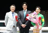 優勝した馬主さん（左）と松山（右）と記念写真に納まる要潤