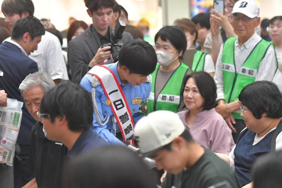 ファンに啓発グッズを渡す北村友一