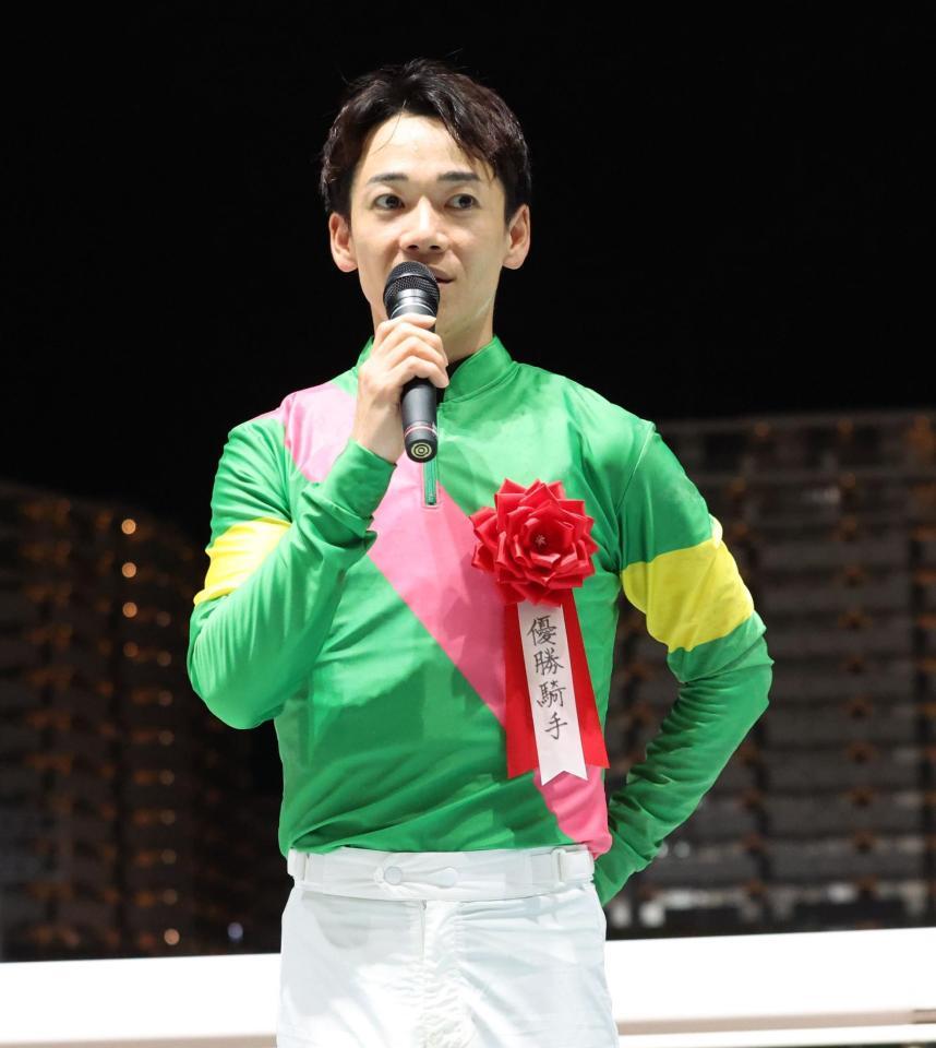 笑顔で優勝インタビューを受ける松山