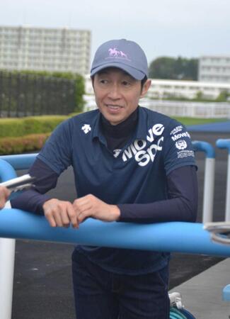 　囲み取材に応じる武豊