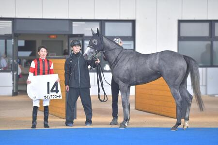 口取り式にのぞむ丹内騎手