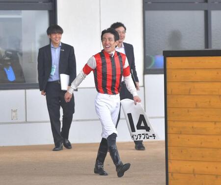 ファンからの声援に笑顔で応える丹内騎手