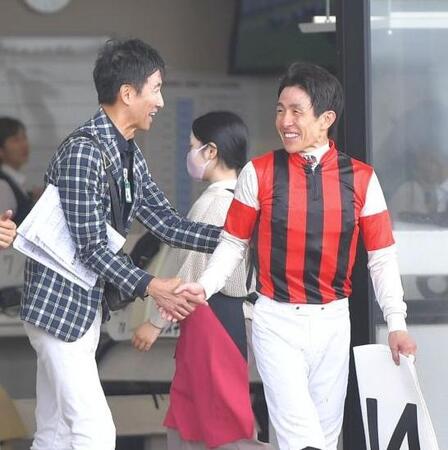 福原アナウンサー（左）から祝福を受ける丹内騎手