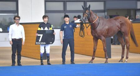 口取り式にのぞむ武豊騎手（左から２人目）
