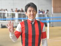 ４連勝ポーズをとる丹内騎手