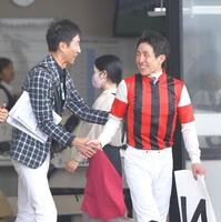 福原アナウンサー（左）から祝福を受ける丹内騎手