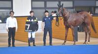 口取り式にのぞむ武豊騎手（左から２人目）