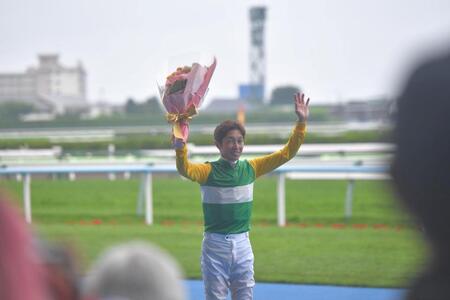 ファンからの祝福に手を上げて応える武豊