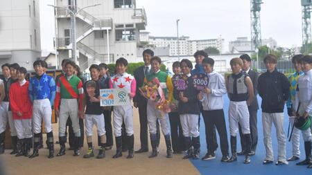 函館競馬で騎乗する騎手仲間に祝福される武豊