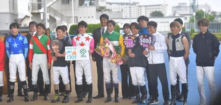 函館競馬で騎乗する騎手仲間に祝福される武豊騎手