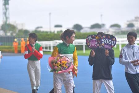 浜中騎手のうちわに笑顔を見せる武豊騎手