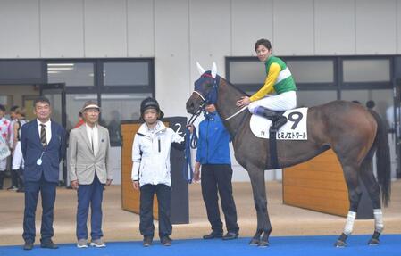 馬上で５０００勝のポーズを取る武豊