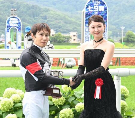 田辺裕信（左）と握手する富田鈴花（撮影・園田高夫）