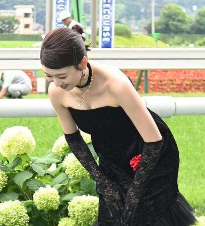 礼儀正しく一礼する富田鈴花（撮影・園田高夫）