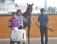 口取り式にのぞむ河原田菜々騎手と青木孝文調教師