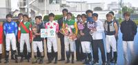 函館競馬で騎乗する騎手仲間に祝福される武豊騎手