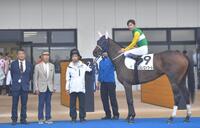 馬上で５０００勝のポーズを取る武豊