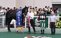 アスクナイスショーと（右から）中舘英二調教師、田辺裕信（撮影・園田高夫）