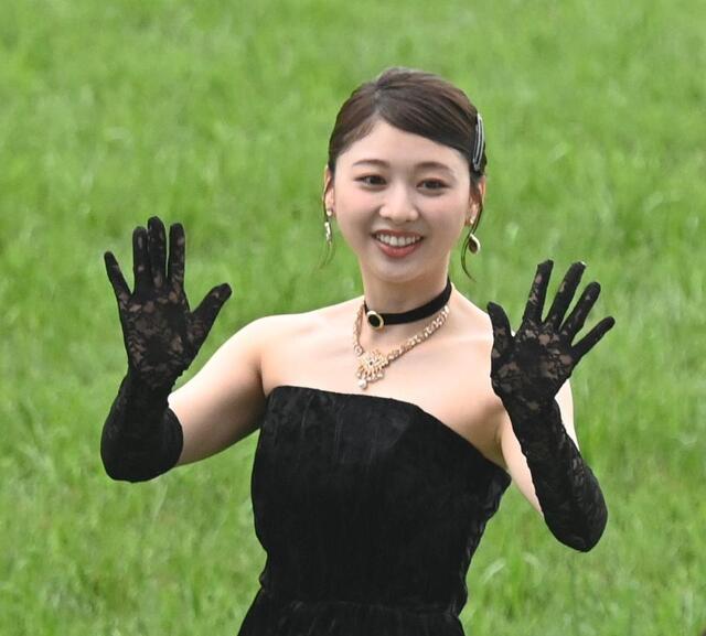 黒ドレスで福島競馬場降臨の人気女優