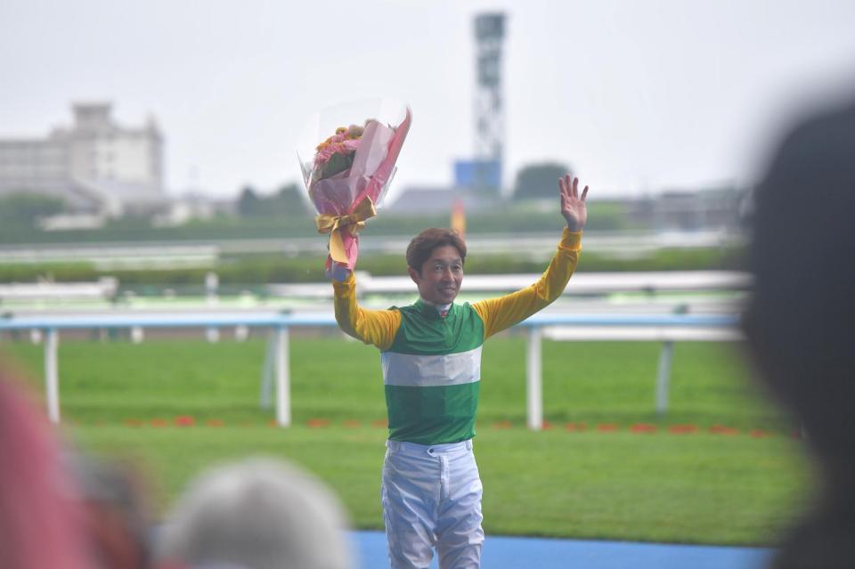 ファンからの祝福に手を上げて応える武豊