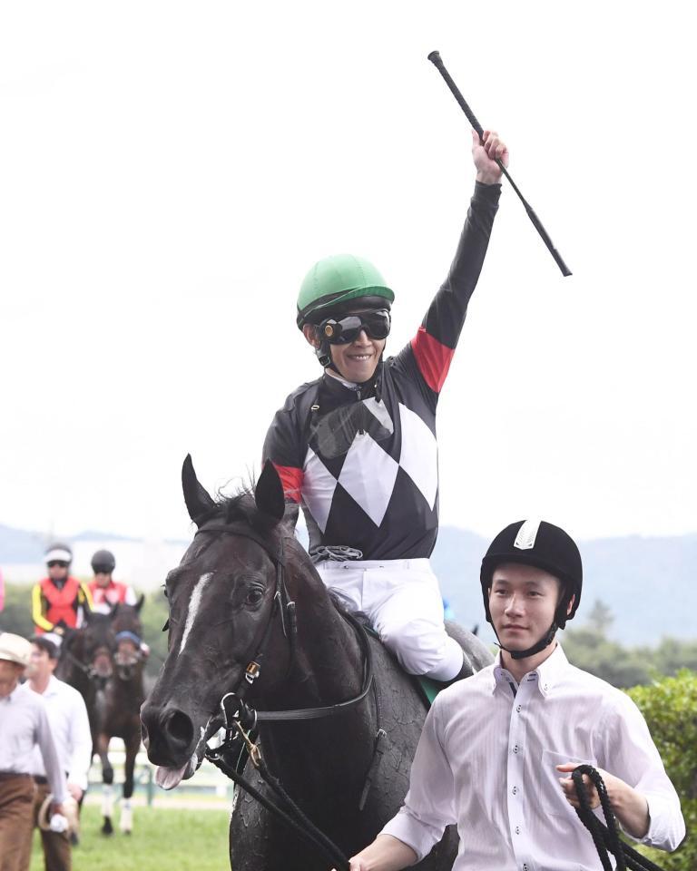 アスクナイスショーで七夕賞を勝利しガッツポーズをする田辺裕信（撮影・園田高夫）