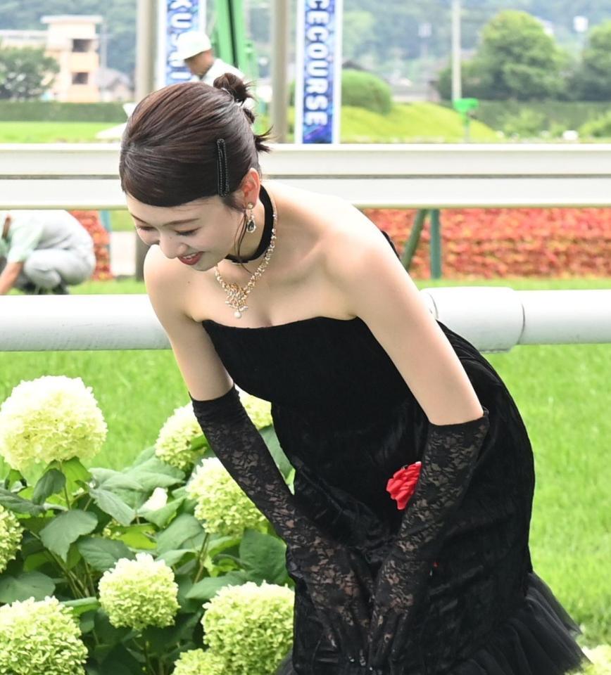 礼儀正しく一礼する富田鈴花（撮影・園田高夫）