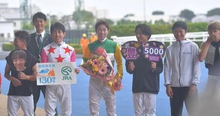 函館競馬で騎乗する騎手仲間に祝福される武豊騎手