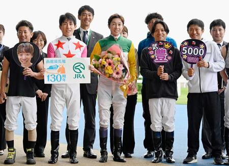 　デビュー４０年目で「通算５千勝」に到達し、祝福される武豊騎手（前列中央）＝函館競馬場