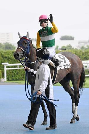 　函館第７レースでヒミノエトワールに騎乗し１着となり手を振る武豊騎手。デビュー４０年目で「通算５千勝」に到達した＝函館競馬場