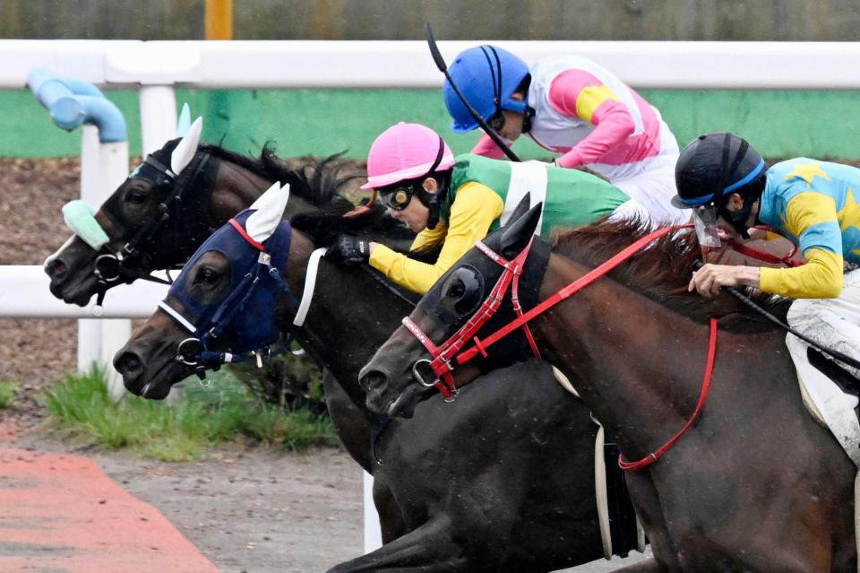 　函館第７レースでヒミノエトワールに騎乗し１着となった武豊騎手（左）。デビュー４０年目で「通算５千勝」に到達した＝函館競馬場