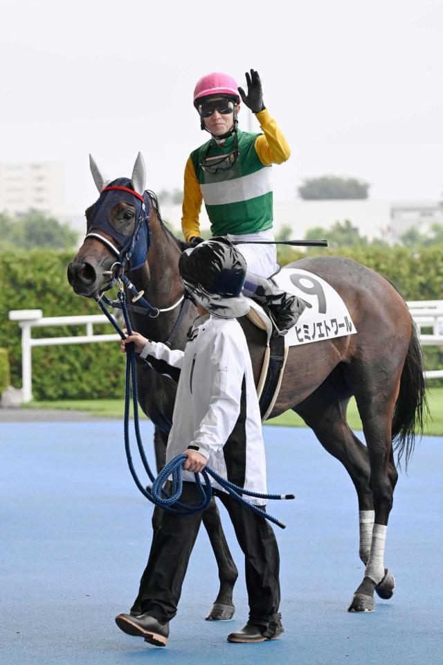 　函館第７レースでヒミノエトワールに騎乗し１着となり手を振る武豊騎手。デビュー４０年目で「通算５千勝」に到達した＝函館競馬場