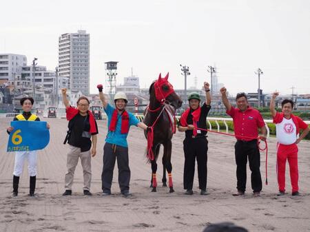 デビュー勝ちを収めたウノキボンバイエと（左から）室陽一、福田達也オーナー、宇野木師（右から２番目）、小沢宏師（右端）＝浦和競馬場