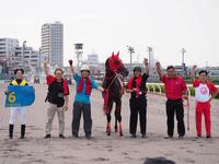 デビュー勝ちを収めたウノキボンバイエと（左から）室陽一、福田達也オーナー、宇野木師（右から２番目）、小沢宏師（右端）＝浦和競馬場