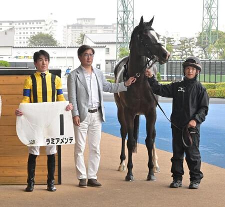 １２Ｒ３歳以上１勝クラスを制したラミアメンテと丹内（撮影・持木克友）