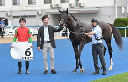 ８Ｒ３歳以上１勝クラスを勝ったマイネルゼウスと丹内（撮影・持木克友）