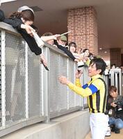 ファンのサインに応じる丹内（撮影・持木克友）