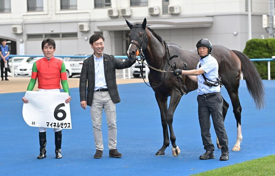８Ｒ３歳以上１勝クラスを勝ったマイネルゼウスと丹内（撮影・持木克友）