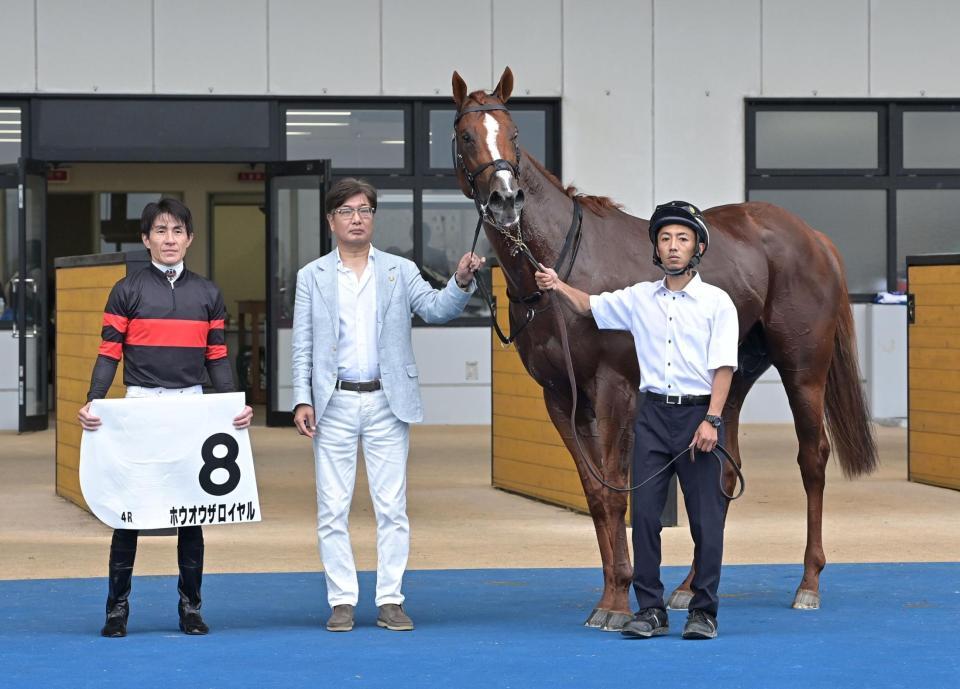 ４Ｒ３歳未勝利を勝ったホウオウザロイヤルと丹内（撮影・持木克友）