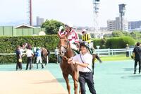 ガッツポーズで喜ぶ、酒井学騎手