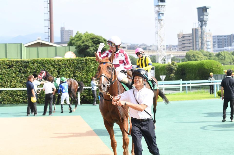 ガッツポーズで喜ぶ、酒井学騎手