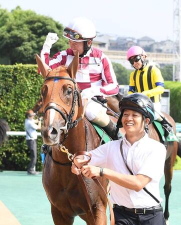 　ガッツポーズで喜ぶ酒井とゼンダンハヤブサ