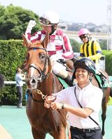　ガッツポーズで喜ぶ酒井とゼンダンハヤブサ