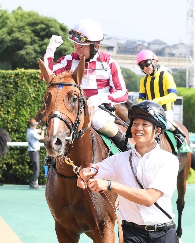 　ガッツポーズで喜ぶ酒井とゼンダンハヤブサ