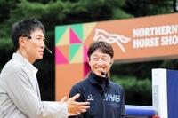 笑顔で質問に答える武豊騎手（右）