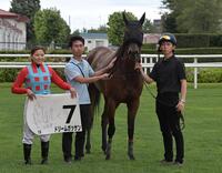 １Ｒ３歳未勝利を勝ったドリームガッサンと小林（撮影・持木克友）