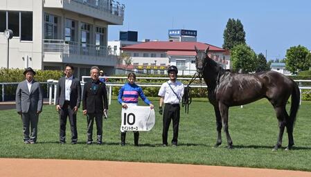 ６Ｒ３歳以上１勝クラスを勝ったセイントホースと河原田（撮影・持木克友）