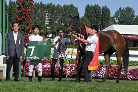クイーンＳを制したココナッツクラウンと北村友（撮影・持木克友）