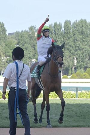 ココナッツブラウンでクイーンＳを制し全１０場重賞制覇を決めた北村友（撮影・持木克友）