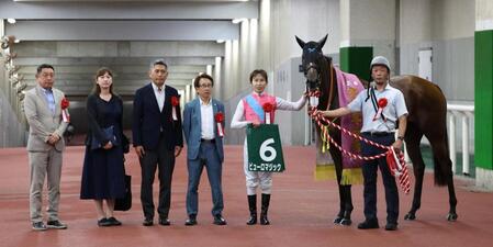 アイビスサマーダッシュを連覇したピューロマジック。左から５人目は田辺騎手