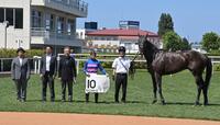 ６Ｒ３歳以上１勝クラスを勝ったセイントホースと河原田（撮影・持木克友）